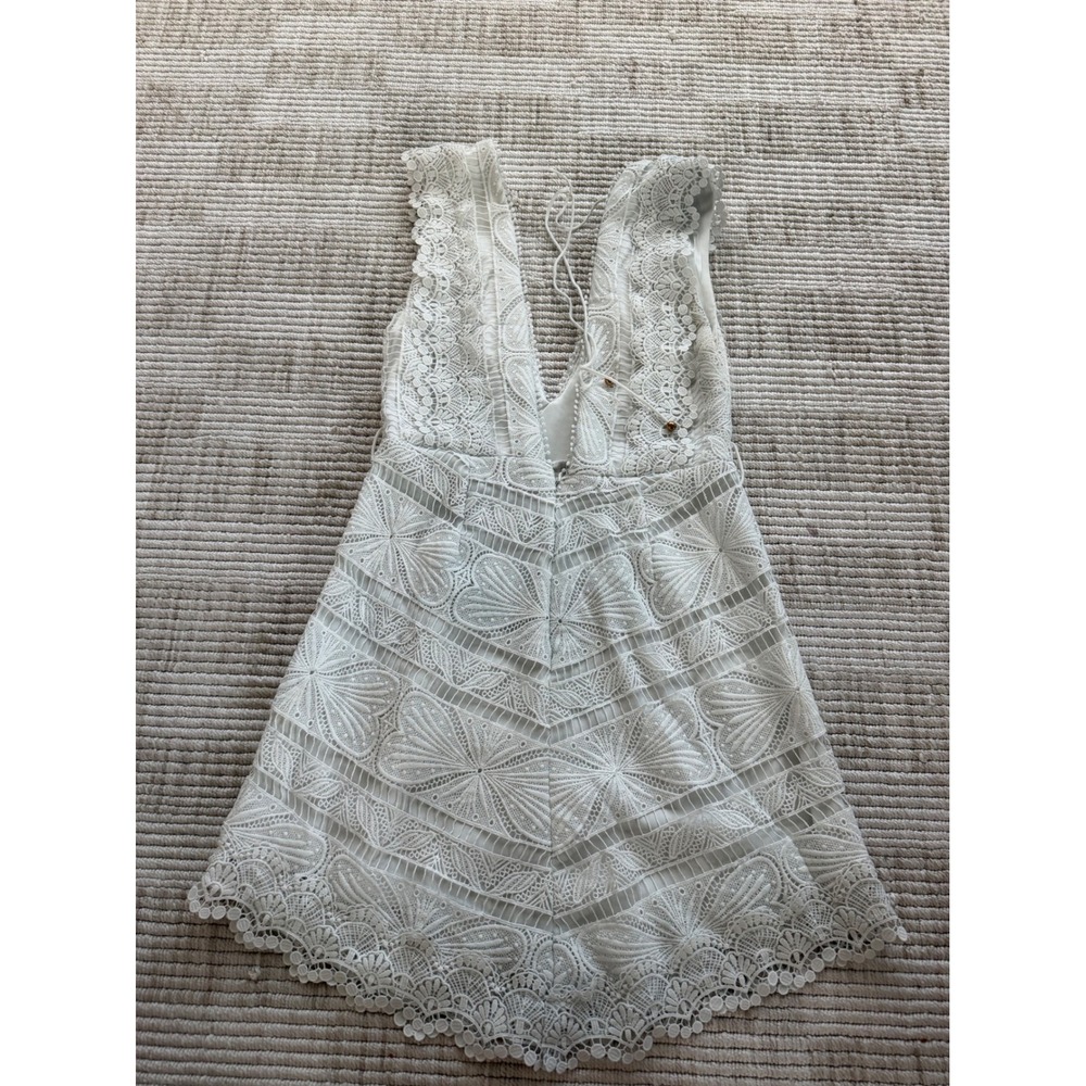 Selfie Leslie White Lace Romper Deep V-Neck Open Back Sleeveless Scalloped Hem L